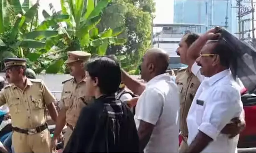 കോട്ടയത്തും കൊച്ചിയിലും മുഖ്യമന്ത്രിയെ കരിങ്കൊടി കാണിക്കാന്‍ ശ്രമം; കോണ്‍ഗ്രസ് പ്രവര്‍ത്തകര്‍ അറസ്റ്റിൽ