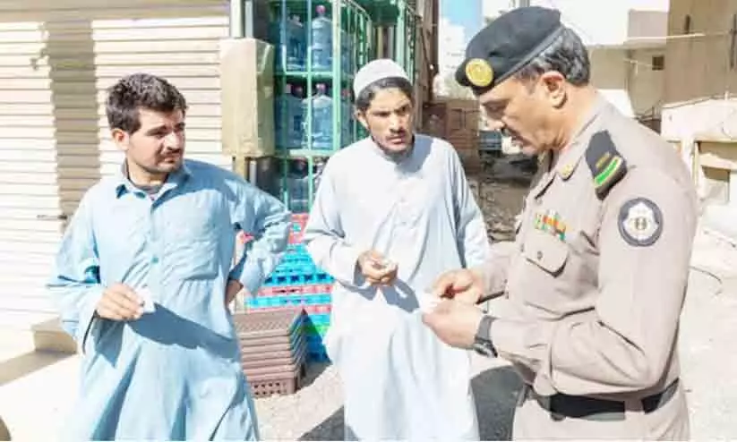 സൗദിയിൽ നിയമലംഘകർക്കായി കർശന പരിശോധന; ഒരാഴ്ചക്കിടെ 17,300 വിദേശികൾ പിടിയിൽ സൗദിയിൽ നിയമലംഘകർക്കായി കർശന പരിശോധന; ഒരാഴ്ചക്കിടെ 17,300 വിദേശികൾ പിടിയിൽ