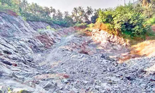 വിലങ്ങാട് മലയിലെ അനധികൃത കരിങ്കൽ ഖനനത്തിനെതിരെ നാട്ടുകാർ രംഗത്ത്