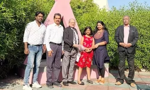 ത​മ​ന്ന മ​നേ​ഷ് മു​റി​ച്ചെ​ടു​ത്ത ത​ല​മു​ടി ബ​ഹ്‌​റൈ​ൻ കാ​ൻ​സ​ർ  സൊ​സൈ​റ്റി​ക്ക് കൈ​മാ​റു​ന്നു