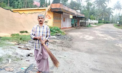 അ​ങ്ങാ​ടി ശു​ചീ​ക​രി​ച്ച് റെ​ജി​യു​ടെ മാ​തൃ​ക