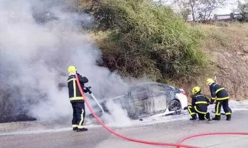 സ​ലാ​ല​യി​ൽ കാ​റി​ന്​ തീ​പി​ടി​ച്ച​ത് അ​ഗ്​​നി​ര​ക്ഷാ സേ​നാം​ഗ​ങ്ങ​ൾ അ​ണ​ക്കു​ന്നു