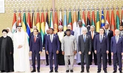 റിയാദിൽ നടന്ന അസാധാരണ അറബ്-ഇസ്ലാമിക് ഉച്ചകോടിയിൽ നേതാക്കളോടൊപ്പം ഒമാൻ വിദേശകാര്യമന്ത്രി സയ്യിദ് ബദർ ഹമദ് അൽ ബുസൈദി റിയാദിൽ നടന്ന അസാധാരണ അറബ്-ഇസ്ലാമിക് ഉച്ചകോടിയിൽ നേതാക്കളോടൊപ്പം ഒമാൻ വിദേശകാര്യമന്ത്രി സയ്യിദ് ബദർ ഹമദ് അൽ ബുസൈദി