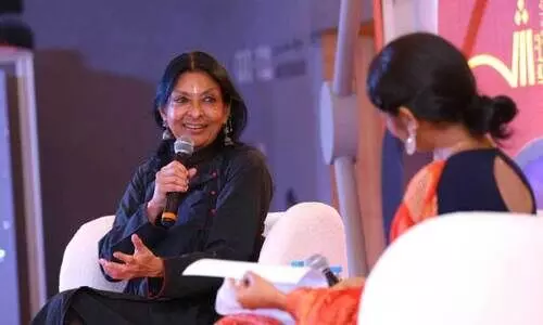 ഷാ​ർ​ജ അ​ന്താ​രാ​ഷ്ട്ര പു​സ്ത​കോ​ത്സ​വ​ത്തി​ലെ സം​വാ​ദ​ത്തി​ൽ  മ​ല്ലി​ക സാ​രാ​ഭാ​യ് സം​സാ​രി​ക്കു​ന്നു