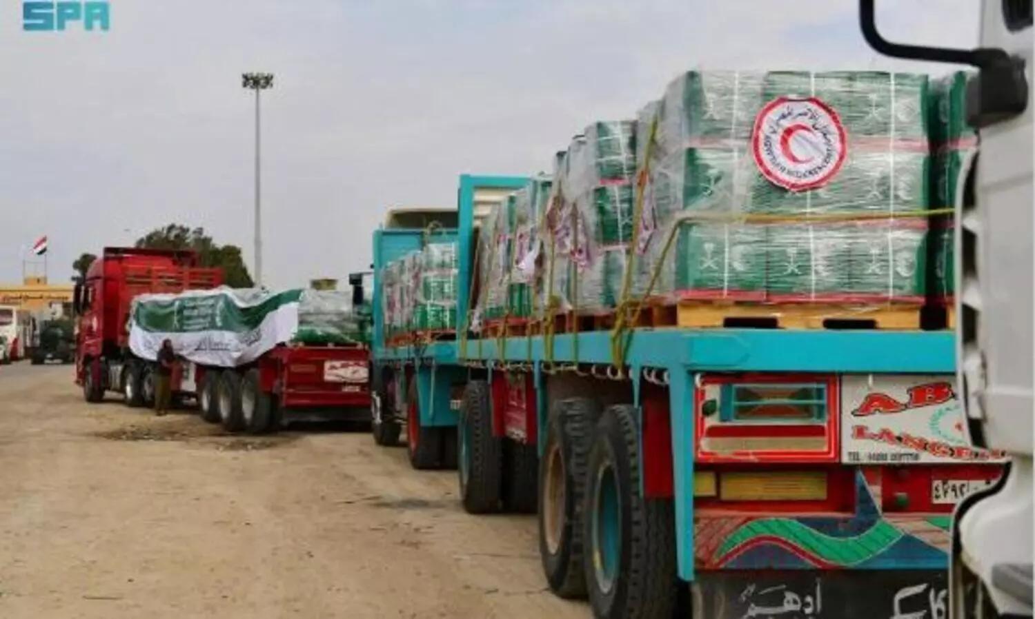 സൗദി അറേബ്യയുടെ ആദ്യ ദുരിതാശ്വാസ വാഹനവ്യൂഹം റഫ അതിർത്തി കടന്നു