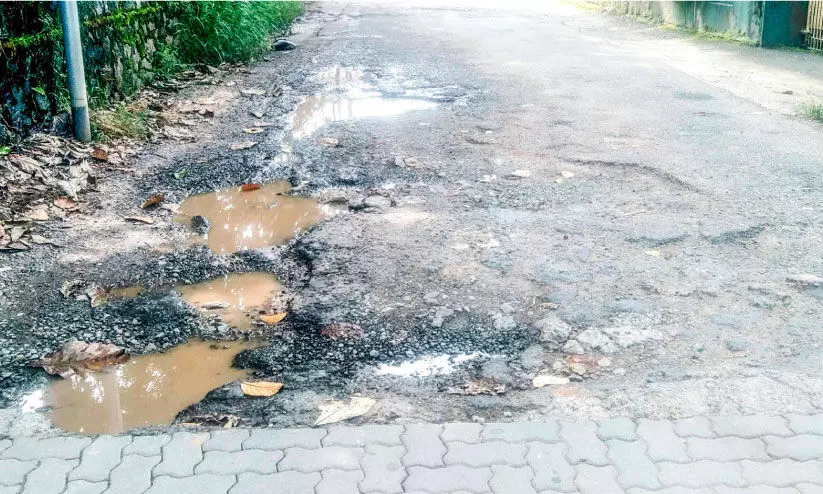 പെരുമ്പാവൂരിൽ മുഖ്യവണ്വേ റോഡ് തകര്ന്ന് തരിപ്പണം പെരുമ്പാവൂരിൽ മുഖ്യവണ്വേ റോഡ് തകര്ന്ന് തരിപ്പണം