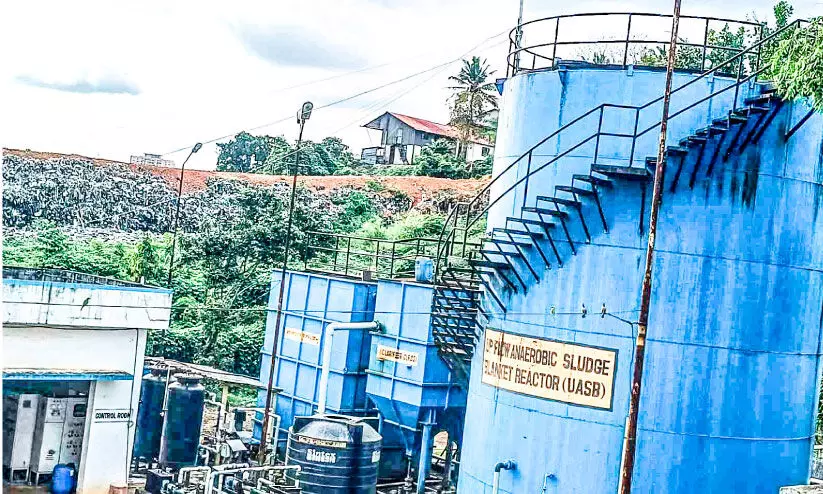 ശുചിമുറി മാലിന്യ പ്ലാന്‍റ്​​ നോക്കുകുത്തി;ബ്രഹ്മപുരത്ത് മാലിന്യം കടമ്പ്രയാറിലേക്ക് ഒഴുക്കുന്നു