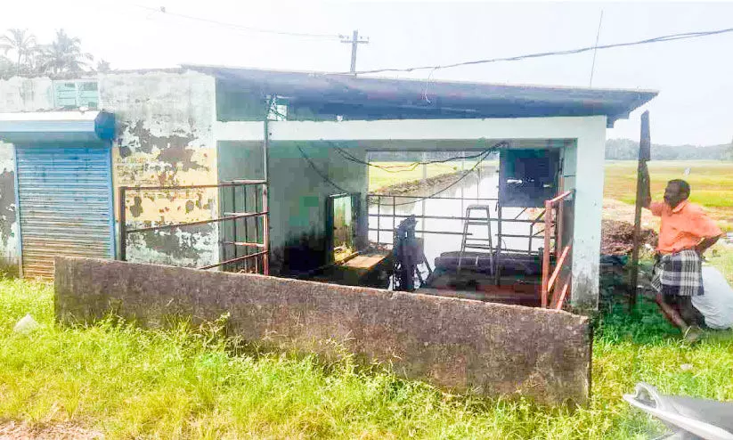 പാടശേഖരത്തിലെ മോട്ടോർപ്പുര സാമൂഹികവിരുദ്ധരുടെ താവളം