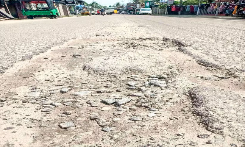 കോളജ് ജങ്​ഷൻ-പുല്ലുകുളങ്ങര റോഡ് തകർന്നു; യാത്ര ദുസ്സഹം