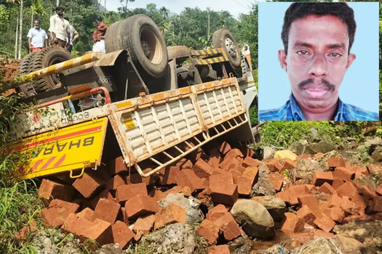 ചെങ്കല്ല് ലോറി തലകീഴായി തോട്ടിലേക്ക് മറിഞ്ഞ് ഡ്രൈവർ മരിച്ചു