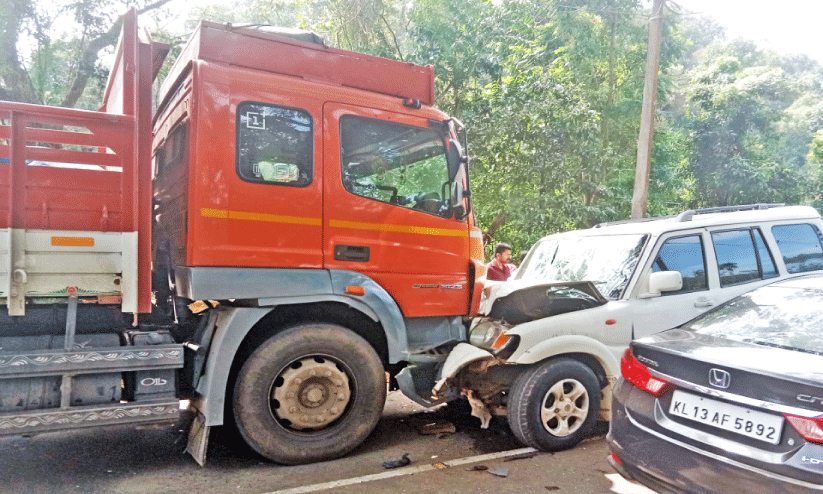 അ​പ​ക​ട​ത്തി​ൽ​പെ​ട്ട വാ​ഹ​ന​ങ്ങ​ൾ