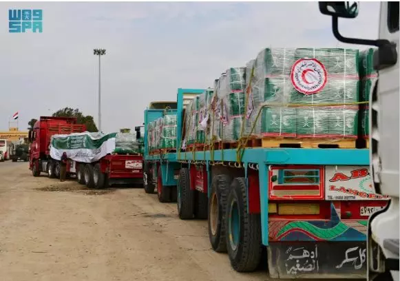 സൗദി അറേബ്യയുടെ ആദ്യ ദുരിതാശ്വാസ വാഹനവ്യൂഹം റഫ അതിർത്തി കടന്നു സൗദി അറേബ്യയുടെ ആദ്യ ദുരിതാശ്വാസ വാഹനവ്യൂഹം റഫ അതിർത്തി കടന്നു