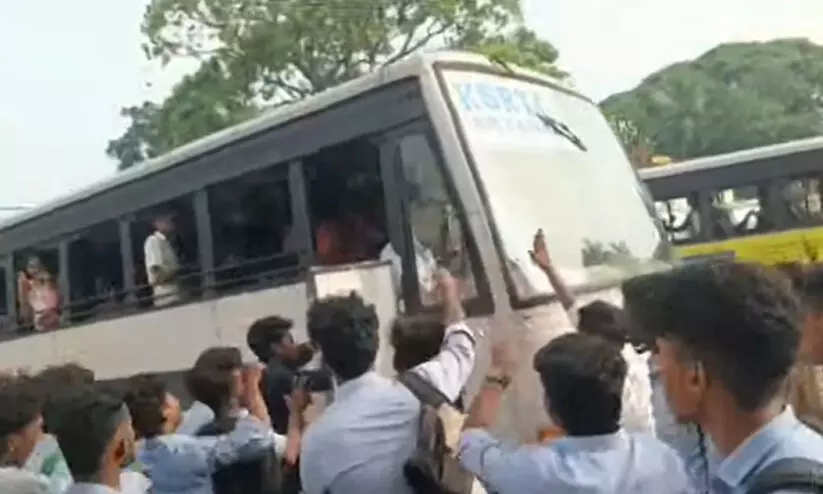 കാട്ടാക്കട കെ.എസ്.ആർ.ടി.സി ഡിപ്പോയിൽ ബസ്സിടിച്ച് പരിക്കേറ്റ വിദ്യാർഥിനി മരിച്ചു കാട്ടാക്കട കെ.എസ്.ആർ.ടി.സി ഡിപ്പോയിൽ ബസ്സിടിച്ച് പരിക്കേറ്റ വിദ്യാർഥിനി മരിച്ചു