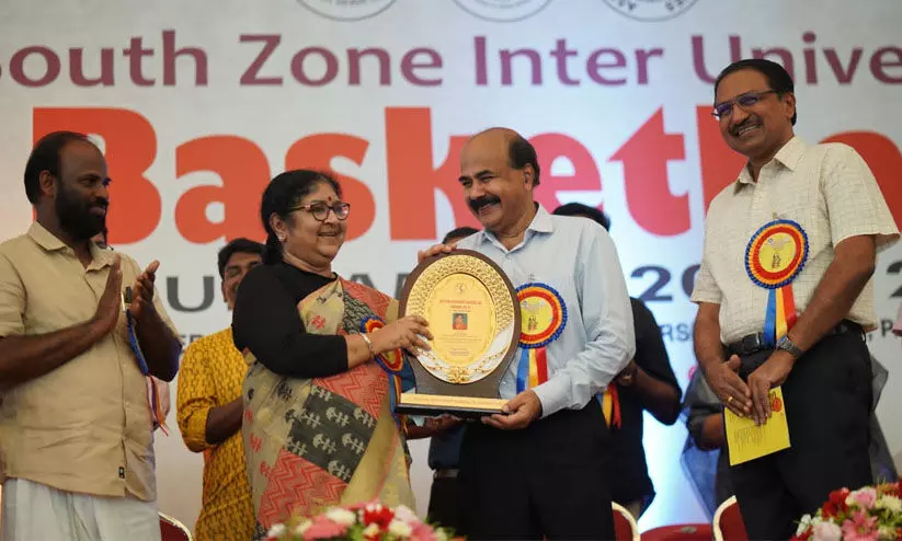 സൗത്ത് സോൺ ഇന്റർ യൂനിവേഴ്സിറ്റി ബാസ്ക്കറ്റ്ബോൾ പുരുഷ ടൂർണമെന്റ് 2023-2024 ന് തുടക്കമായി സൗത്ത് സോൺ ഇന്റർ യൂനിവേഴ്സിറ്റി ബാസ്ക്കറ്റ്ബോൾ പുരുഷ ടൂർണമെന്റ് 2023-2024 ന് തുടക്കമായി