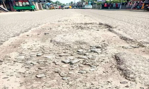 കോളജ് ജങ്​ഷൻ-പുല്ലുകുളങ്ങര റോഡ് തകർന്നു; യാത്ര ദുസ്സഹം