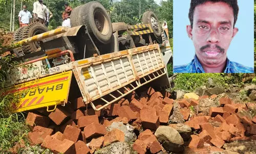 ചെങ്കല്ല് ലോറി തലകീഴായി തോട്ടിലേക്ക് മറിഞ്ഞ് ഡ്രൈവർ മരിച്ചു