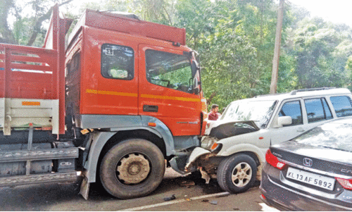അ​പ​ക​ട​ത്തി​ൽ​പെ​ട്ട വാ​ഹ​ന​ങ്ങ​ൾ