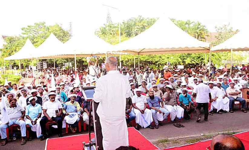 ഹാർബർ നവീകരണത്തിലെ സ്തംഭനാവസ്ഥ: കൊച്ചിൻ പോർട്ട് ആസ്ഥാനം ഉപരോധിച്ചു; പ്രതിഷേധമിരമ്പി