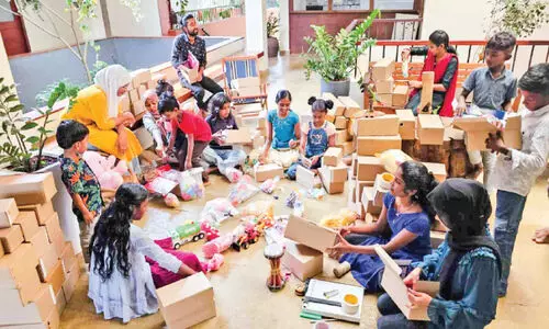 Children collect toys in Leaf