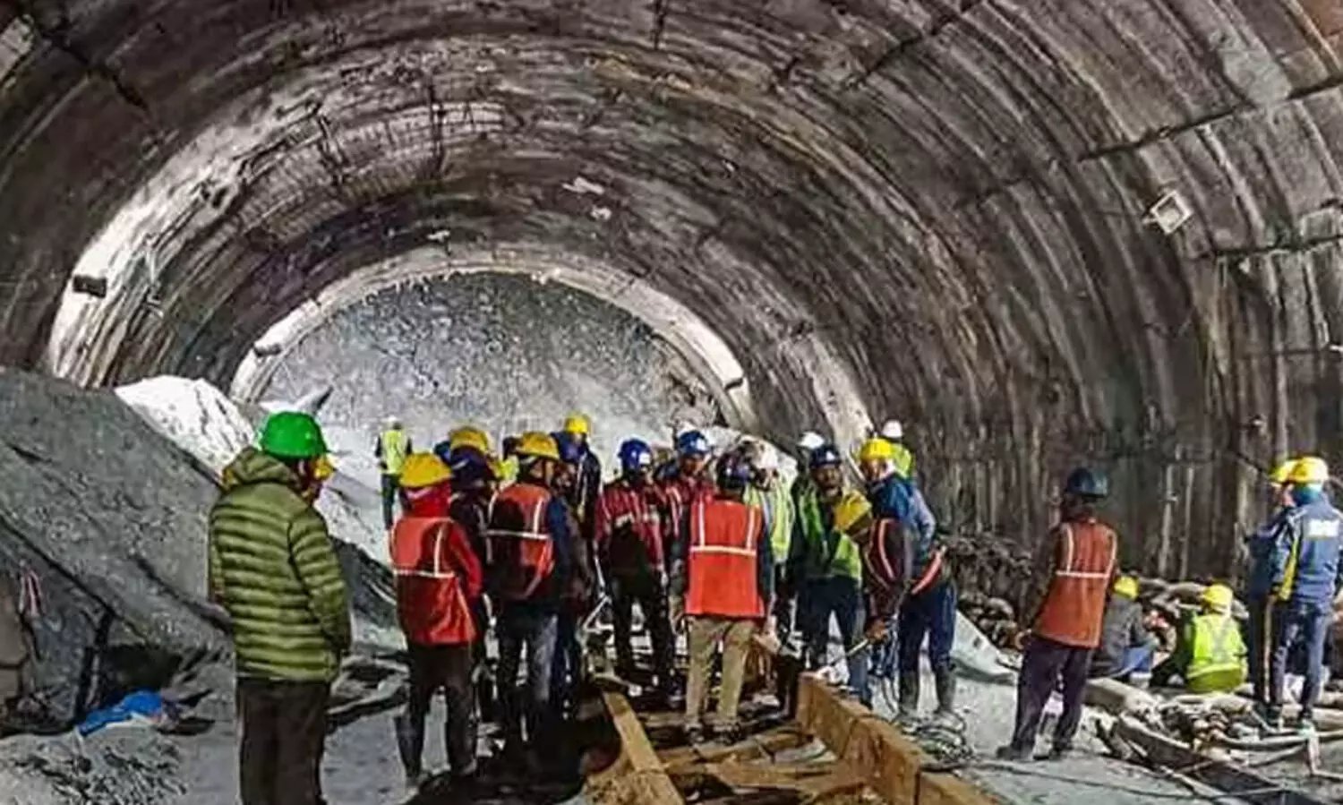 തുരങ്ക അപകടം: 80 മണിക്കൂർ പിന്നിട്ടിട്ടും തൊഴിലാളികളെ രക്ഷിക്കാനായില്ല; പാതയൊരുക്കാൻ പുതിയ യന്ത്രം