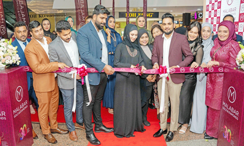 മ​ല​ബാ​ർ ഗോ​ൾ​ഡ്​ ആ​ൻ​ഡ്​ ഡ​യ​മ​ണ്ട്​ ഷോ​റൂം  ഉ​ദ്ഘാ​ട​നം ചെ​യ്യു​ന്നു