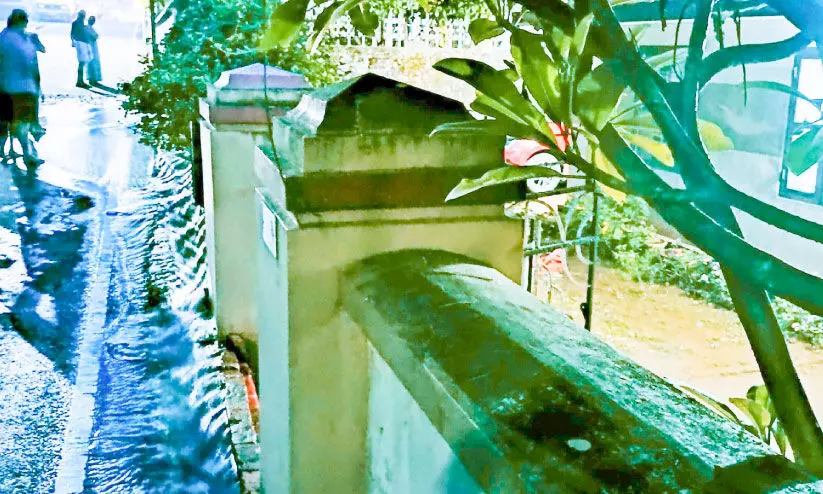 റോഡിൽ കുടിവെള്ള പൈപ്പ് പൊട്ടി; സമീപത്തെ വീടുകളിൽ വെള്ളം കയറി റോഡിൽ കുടിവെള്ള പൈപ്പ് പൊട്ടി; സമീപത്തെ വീടുകളിൽ വെള്ളം കയറി