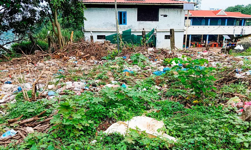 ഇനി ആവർത്തിച്ചുകൂടാ; ആലുവ മാർക്കറ്റ് ഇന്നും സാമൂഹിക വിരുദ്ധരുടെ താവളം ഇനി ആവർത്തിച്ചുകൂടാ; ആലുവ മാർക്കറ്റ് ഇന്നും സാമൂഹിക വിരുദ്ധരുടെ താവളം