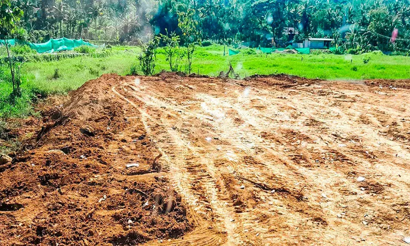 റവന്യൂ അധികൃതരുടെ ഒത്താശ; കുമളിയിലെ വയലുകൾ നികത്തുന്നു