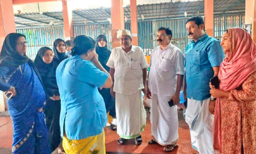 നഗരസഭ മത്സ്യമാർക്കറ്റ് നാറുന്നു; മൂക്കുപൊത്തി മീൻ വിൽപനക്കാർ നഗരസഭ മത്സ്യമാർക്കറ്റ് നാറുന്നു; മൂക്കുപൊത്തി മീൻ വിൽപനക്കാർ