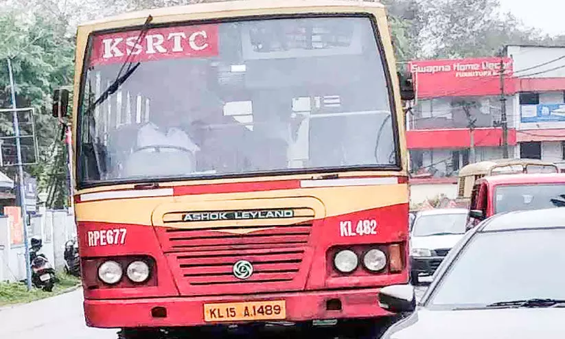 എം.സി റോഡിൽ അപകടം; പൊലീസ് നടപടി വൈകി, ഗതാഗതക്കുരുക്ക് എം.സി റോഡിൽ അപകടം; പൊലീസ് നടപടി വൈകി, ഗതാഗതക്കുരുക്ക്