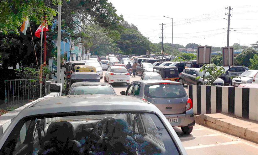 ഗതാഗതക്കുരുക്കില്‍ വീര്‍പ്പുമുട്ടി മെഡിക്കല്‍ കോളജ് ആശുപത്രി പരിസരം