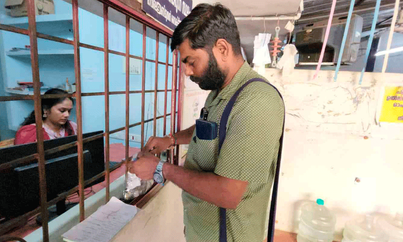 വൈദ്യുതി മുടക്കം പതിവ്; കെ.എസ്​.ഇ.ബി ജീവനക്കാരെ നാണയം എണ്ണിപ്പിച്ച്​ ​പ്രതിഷേധം