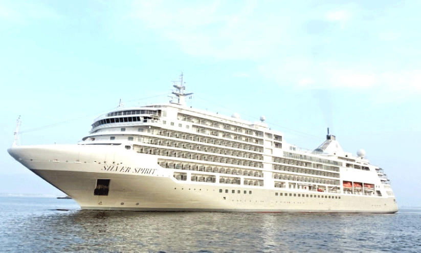 ക്രൂസ് വരവുകൾ സജീവമായി; സലാലയിൽ സഞ്ചാരികളുടെ തിരയിളക്കം ക്രൂസ് വരവുകൾ സജീവമായി; സലാലയിൽ സഞ്ചാരികളുടെ തിരയിളക്കം