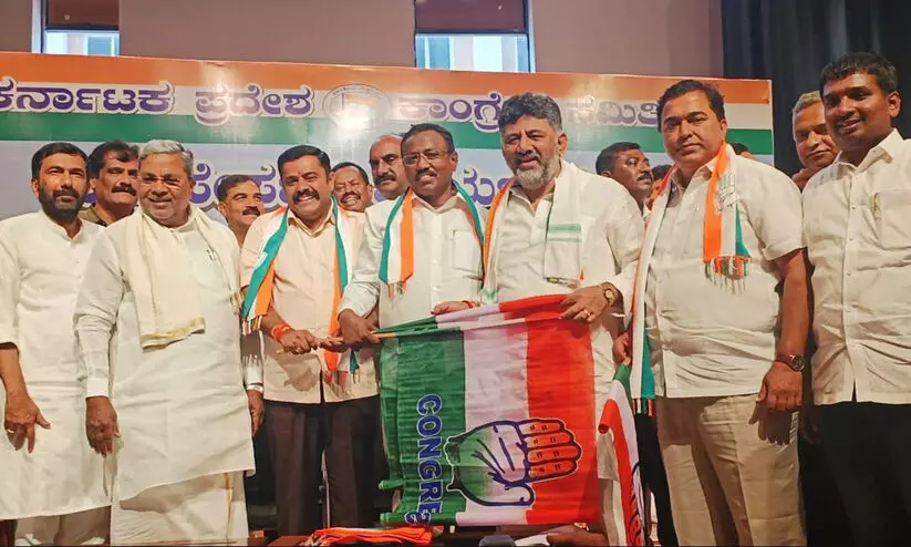 Two former JD(S) MLAs join Congress in Karnataka