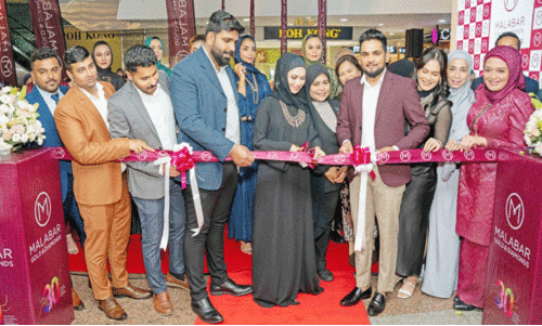 മ​ല​ബാ​ർ ഗോ​ൾ​ഡ്​ ആ​ൻ​ഡ്​ ഡ​യ​മ​ണ്ട്​ ഷോ​റൂം  ഉ​ദ്ഘാ​ട​നം ചെ​യ്യു​ന്നു