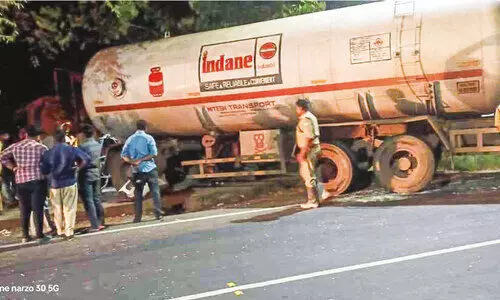 പാചക വാതക ടാങ്കർ തട്ടുകടയിലേക്ക് ഇടിച്ചുകയറി പാചക വാതക ടാങ്കർ തട്ടുകടയിലേക്ക് ഇടിച്ചുകയറി