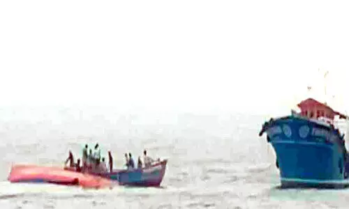 കടലിൽ വള്ളം മറിഞ്ഞു; തൊഴിലാളികളെ രക്ഷപ്പെടുത്തി