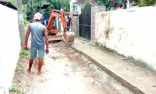 ഓടയിൽ ‘കുടുങ്ങിയ’ ജീവിതത്തിന്​ വിട; അശാസ്ത്രീയ നിർമാണം പൊളിച്ചുതുടങ്ങി
