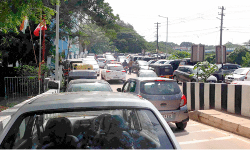 ഗതാഗതക്കുരുക്കില്‍ വീര്‍പ്പുമുട്ടി മെഡിക്കല്‍ കോളജ് ആശുപത്രി പരിസരം