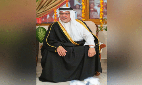 ദീ​പാ​വ​ലി​ക്ക് ഇ​ന്ത്യ​ൻ ഭ​വ​ന​ങ്ങ​ൾ സ​ന്ദ​ർ​ശി​ച്ച് ഭ​ര​ണാ​ധി​കാ​രി​ക​ൾ; സ്നേ​ഹ​ത്തി​ന്റെ​യും ക​രു​ത​ലി​ന്റെ​യും ബ​ഹ്റൈ​ൻ മാ​തൃ​ക