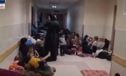 അൽ ശിഫയിൽ അഭയം തേടിയിരിക്കുന്ന സ്ത്രീകളും കുട്ടികളുമടക്കമുള്ളവർ