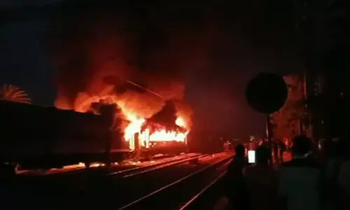 ഉ​ത്ത​ർ​പ്ര​ദേ​ശി​ൽ ട്രെ​യി​നി​ന് തീ​പി​ടി​ച്ചു