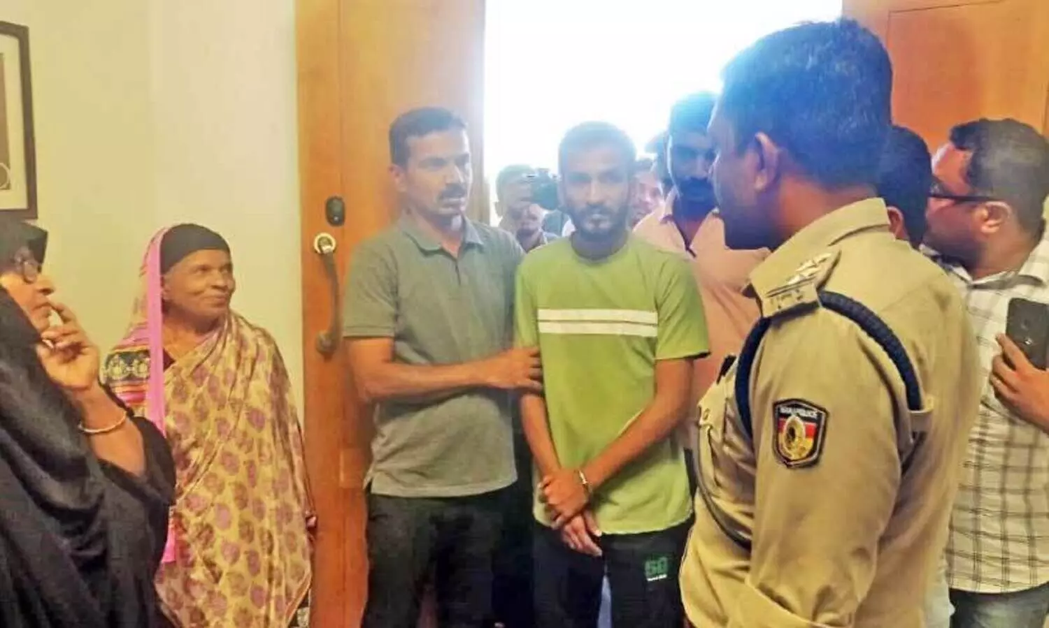 പ്ര​തി സ​ഞ്ജീ​വ് കു​മാ​റി​നെ തെ​ളി​വെ​ടു​പ്പി​നാ​യി ക​വ​ർ​ച്ചന​ട​ന്ന വീ​ട്ടി​ലെത്തി​ച്ച​പ്പോ​ൾ