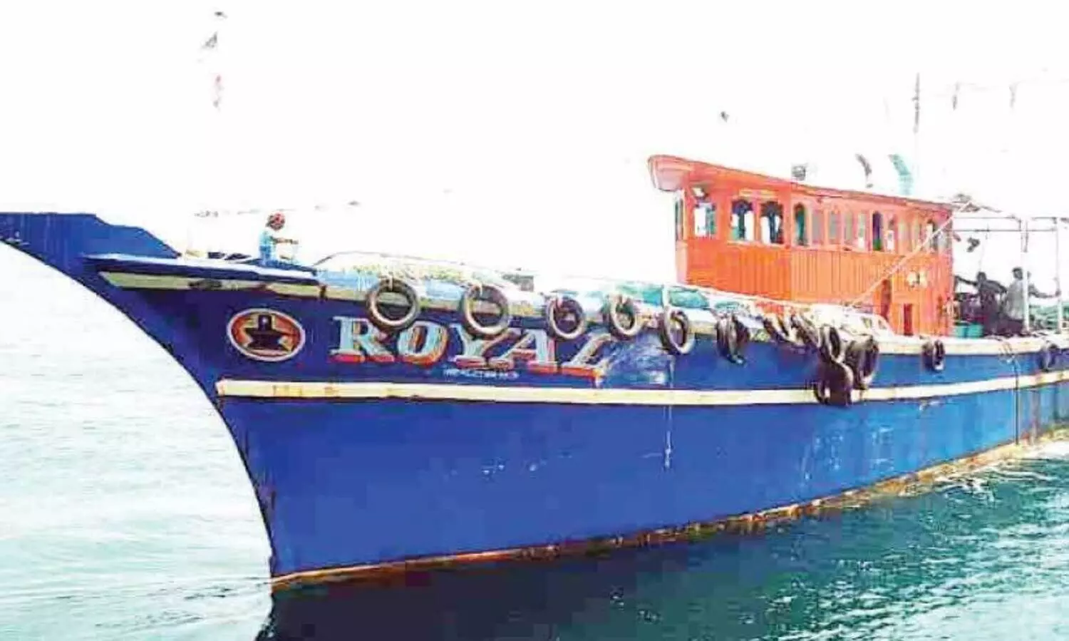 എ​ൻ​ജി​ൻ നി​ല​ച്ച് ക​ട​ലി​ൽ കു​ടു​ങ്ങി​യ ബോ​ട്ട്