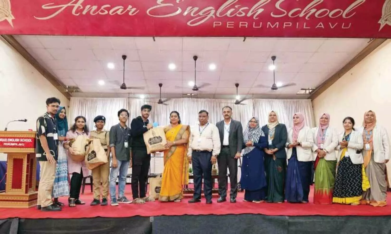 ര​ണ്ട് പ​ഞ്ചാ​യ​ത്തു​ക​ളി​ലാ​യി അ​തി​ദ​രി​ദ്ര​കു​ടും​ബ​ങ്ങ​ൾ​ക്ക് അ​ൻ​സാ​ർ സ്കൂ​ൾ ന​ൽ​കു​ന്ന ഭ​ക്ഷ്യ​ക്കി​റ്റ് പ​ഞ്ചാ​യ​ത്ത് പ്ര​സി​ഡ​ന്റ്  ഏ​റ്റു​വാ​ങ്ങു​ന്നു