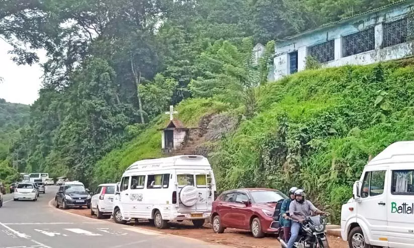 ദേ​ശീ​യ​പാ​ത​യി​ൽ റോ​ഡ​രി​കി​ൽ പാ​ർ​ക്ക് ചെ​യ്ത വാ​ഹ​ന​ങ്ങ​ൾ