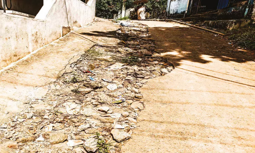 പൈ​പ്പ് ലൈ​ൻ സ്ഥാ​പി​ക്ക​ൽ: മ​ണ്ണൂ​രി​ൽ ദു​രി​തം​പേ​റി യാ​ത്ര​ക്കാ​ർ