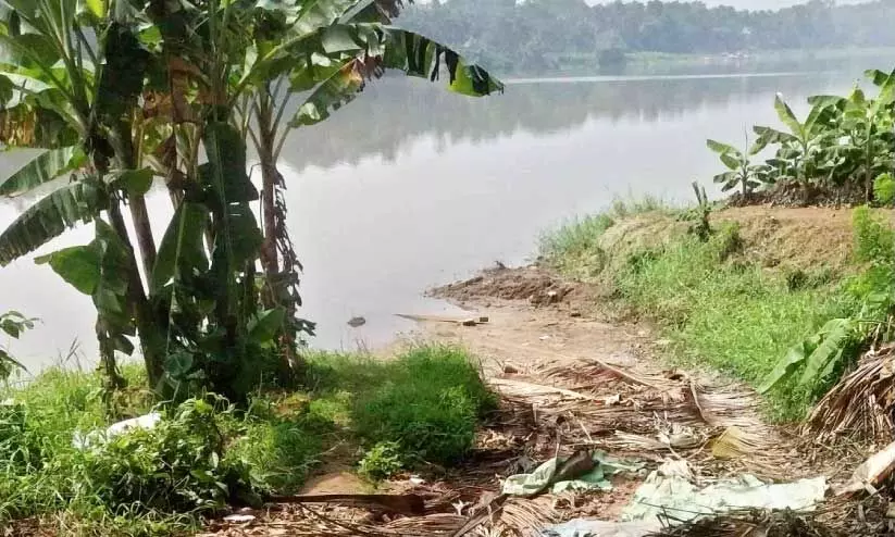 മാവൂരിലെ കൽപള്ളി കടവിൽ കോൺക്രീറ്റ് തൂണുകൾ എടുത്തുമാറ്റി മണൽക്കടത്തിന് സൗകര്യപ്പെടുത്തിയനിലയിൽ