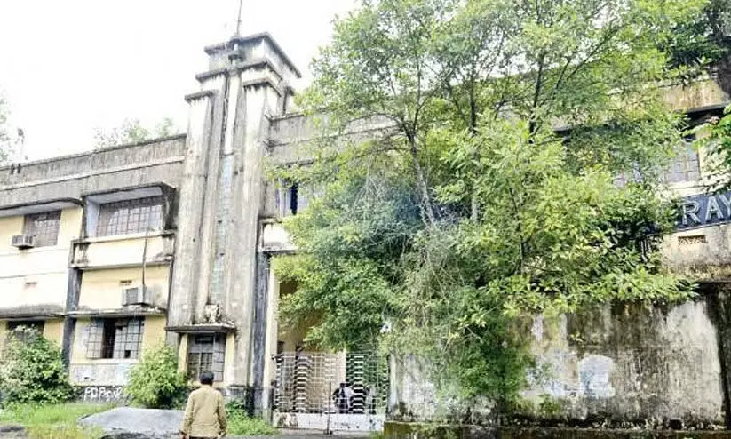 റയോണ്‍സിലെ ആസിഡ് പ്ലാന്റ് പൊളിക്കുന്നതിനെതിരെ നാട്ടുകാര്‍