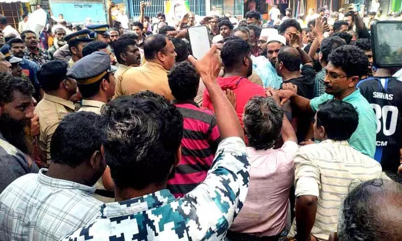 തീരദേശത്ത് കുടിവെള്ളക്ഷാമത്തിന് ശാശ്വതപരിഹാരം ആവശ്യപ്പെട്ട് പെരുമാതുറയിൽ നാട്ടുകാർ റോഡ് ഉപരോധിച്ചപ്പോൾ തീരദേശത്ത് കുടിവെള്ളക്ഷാമത്തിന് ശാശ്വതപരിഹാരം ആവശ്യപ്പെട്ട് പെരുമാതുറയിൽ നാട്ടുകാർ റോഡ് ഉപരോധിച്ചപ്പോൾ